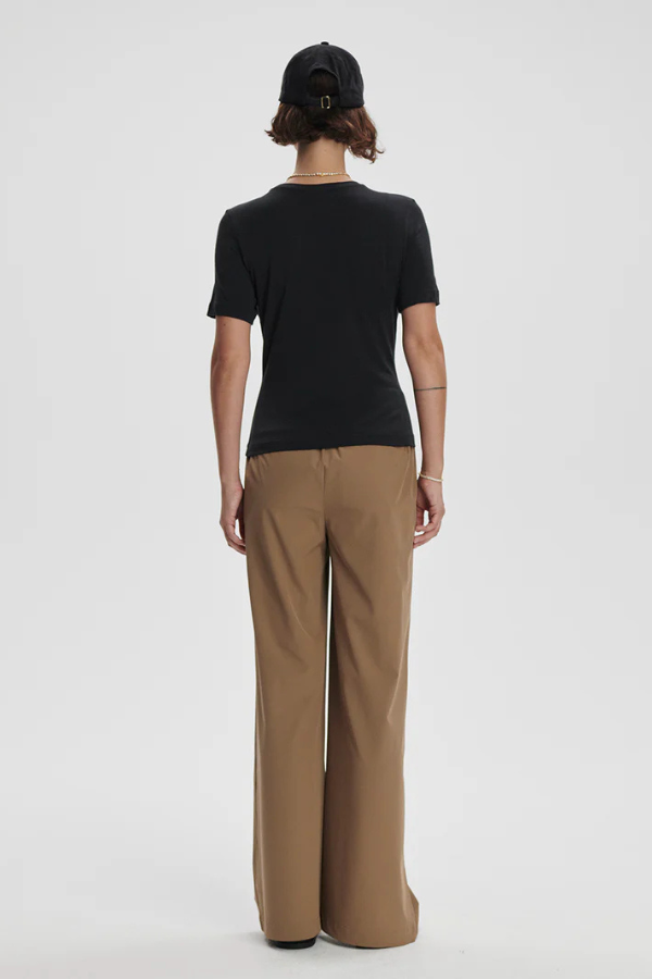 REGINA FITTED TEE - BLACK